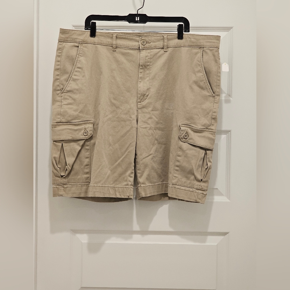 St. John's Bay 6-Pocket Cargo Shorts Classic Style, EUC, Size Waist 42 - Picture 1 of 3